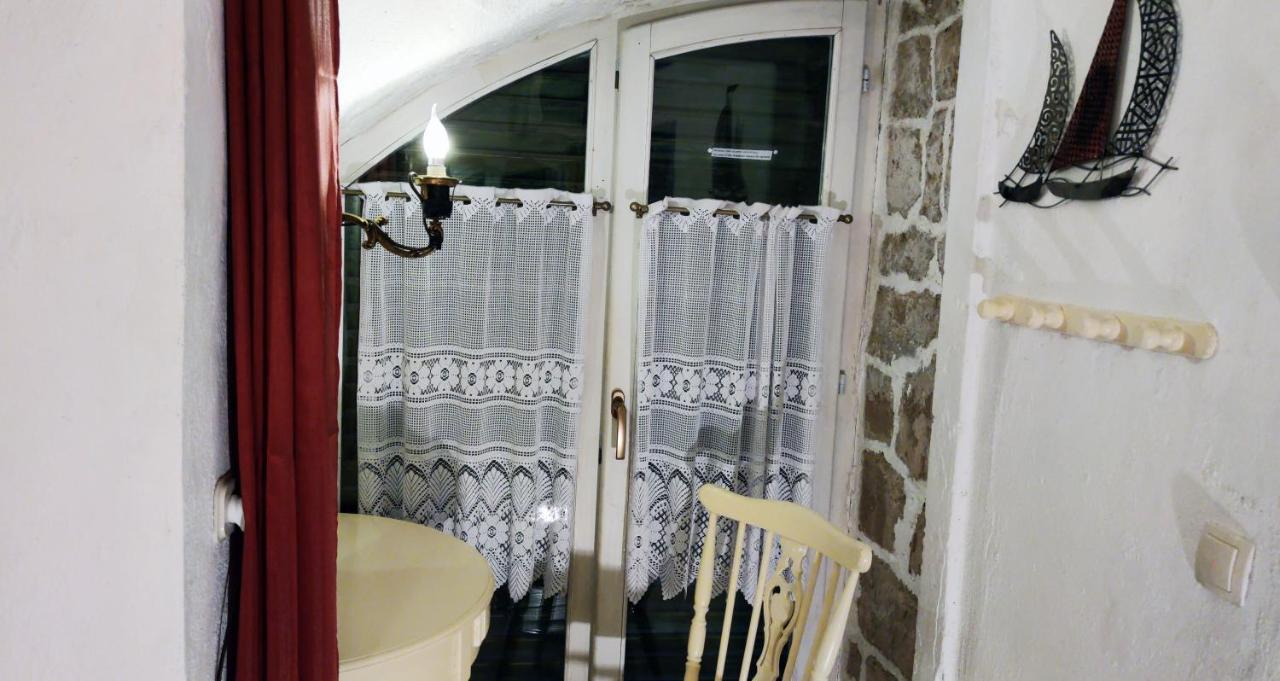 Apartment Alena With Terrace And Garden Center Jelsa Елса Экстерьер фото