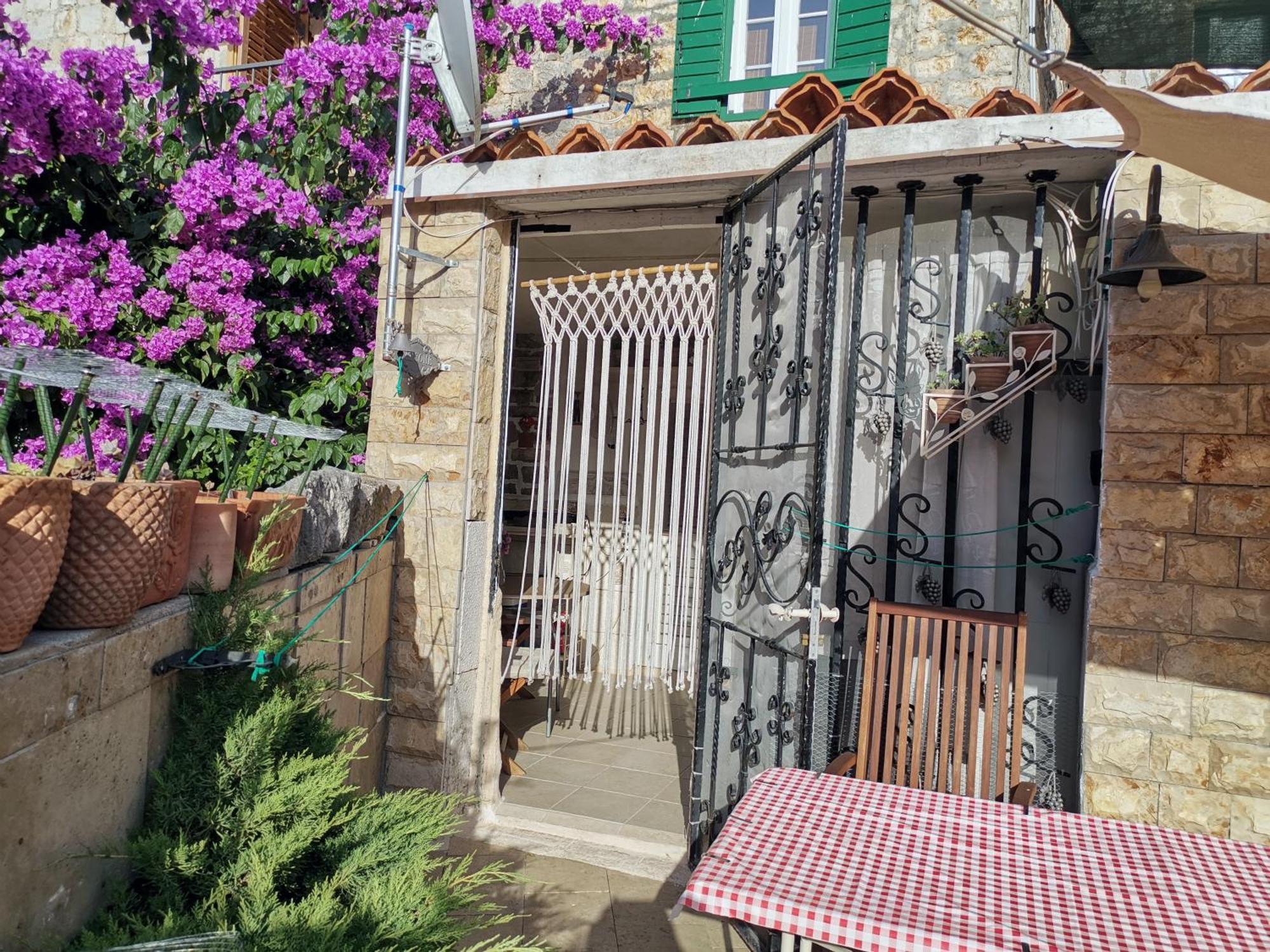 Apartment Alena With Terrace And Garden Center Jelsa Елса Экстерьер фото